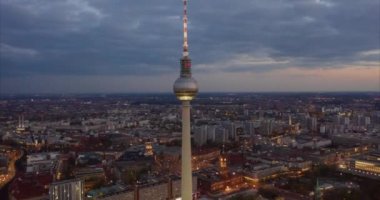 Gün 'den Gece Hiperlapesi' ne, Berlin 'in hareket zamanı Alexanderplatz TV Kulesi manzaralı ve güzel şehir ışıklarıyla. 