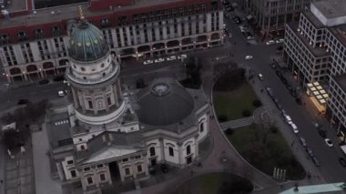 Gün batımında Berlin 'deki Güzel Eski Kilise' nin etrafında yavaşça daireler çiziyor. 
