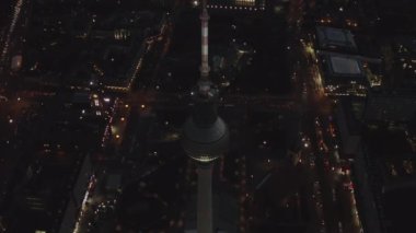 Berlin Almanya TV Kulesi üzerinde, Alexanderplatz Şehir Işıkları ile Gece Trafiği 