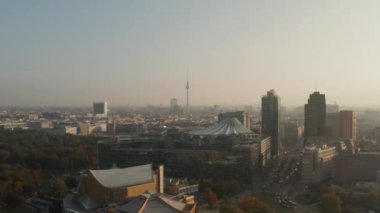 Berlin, Almanya Alexanderplatz TV Kulesi Güzel Portakal Sonbahar Güneşi Pusuyla 