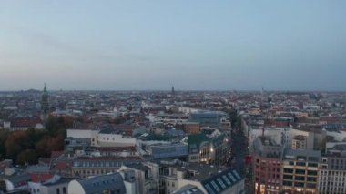 Renkli Berlin 'de, Almanya sonbahar renklerinde Güzel Günbatımında kırmızı, turuncu ve sarı