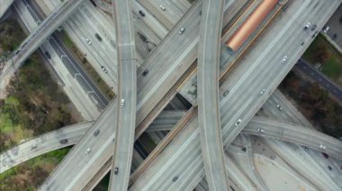 Yargıç Pregerson Otoyolu 'nun, Los Angeles, Kaliforniya' da güneşli bir günde çok sayıda otoyol, köprü ve viyadük trafiği gösteren muhteşem yukarıdan çekimi.