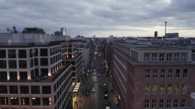 Berlin 'e Düşük Görüş: Mitte Friedrichstrasse ve Trafik Şehir Işıkları, Metro Tren İstasyonları Bulutlu Gün Batımından Bir Gün Önce 