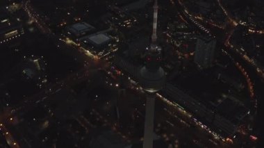 Berlin Almanya TV Kulesi üzerinde, Alexanderplatz Şehir Işıkları ile Gece Trafiği 