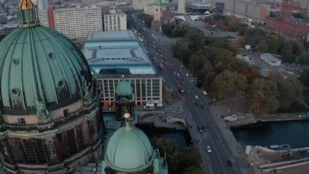 AERIAL: Detailní záběr Berlínské katedrály, Německo v podzimních barvách při krásném západu slunce — Stock video