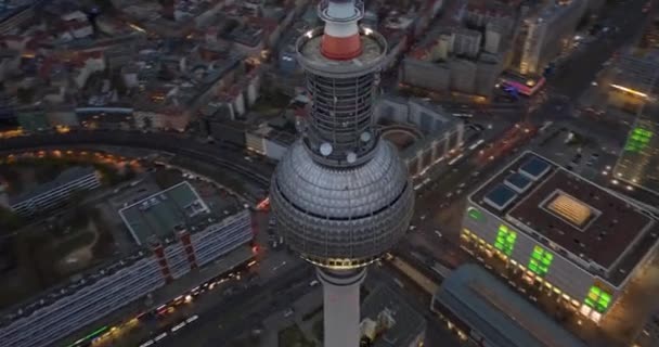 AERIALE: Iperlasso notturno, Movimento Timelapse di Berlino Torre della TV Alexanderplatz con belle luci della città — Video Stock