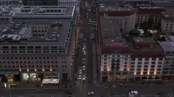 AERIAL: Hermosa vista sobre los edificios de oficinas de Mitte de Berlín y las luces de la ciudad de tráfico de automóviles el día nublado antes del atardecer — Vídeo de stock