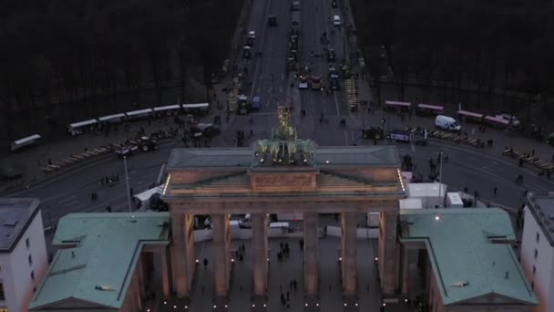 AERIAL: Over Brandenburger Tor with City Traffic Lights in Berlin, Germany — ストック動画