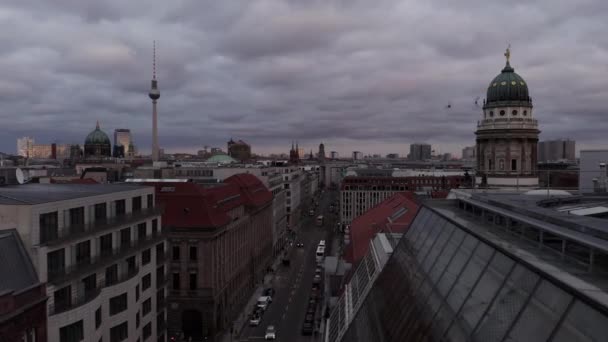 AERIAL: Schöner Blick über Berlin Mitte kurz vor Sonnenuntergang — Stockvideo