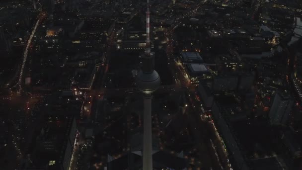 AERIAL: Berlin felett Németország TV Tower Alexanderplatz éjjel City Lights forgalom — Stock videók