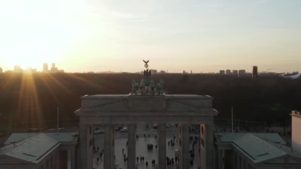 AERIAL: Långsamt närmar Brandenburger Tor och Tiergarten i vacker solnedgång solljus med nära utsikt över Quadriga Green Statue i Berlin, Tyskland — Stockvideo