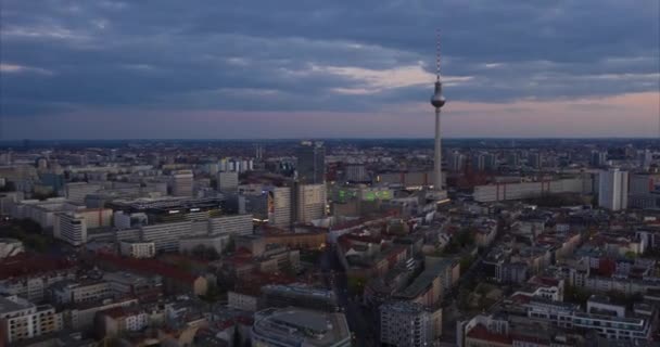 AERIAL: Tag-zu-Nacht-Hyperlapse, Motion Timelapse von Berlin mit Blick auf den Fernsehturm am Alexanderplatz und schöner Stadtbeleuchtung — Stockvideo