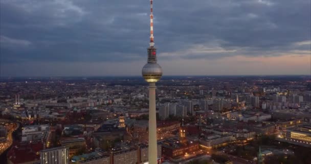 AERIAL: Día a noche hiperlapso, Motion Timelapse de Berlín con Alexanderplatz TV Tower vista y hermosas luces de la ciudad — Vídeo de stock