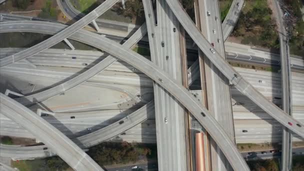 AERIAL: Fechar Voo sobre o Juiz Pregerson Enorme Conexão Rodoviária mostrando várias Estradas, Pontes, Viadutos com pouco tráfego de carros em Los Angeles, Califórnia, no belo dia ensolarado — Vídeo de Stock