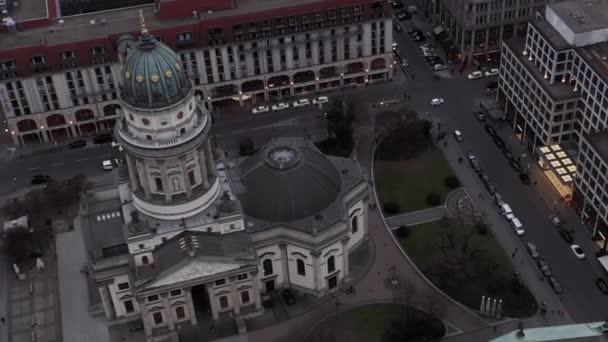 AERIAL: Despacio dando vueltas alrededor de la hermosa iglesia antigua en el centro de Berlín Alemania al atardecer — Vídeos de Stock