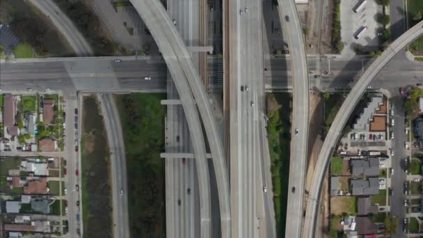 AERIAL: Espectacular Overhead seguir Shot of Judge Pregerson Highway mostrando múltiples carreteras, puentes, viaductos con poco tráfico de coches en Los Ángeles, California en el hermoso día soleado — Vídeo de stock