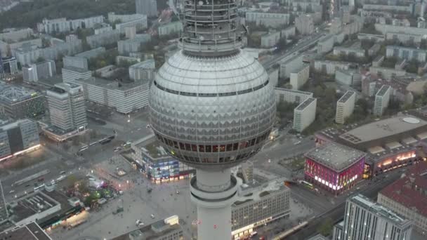 AERIAL: Primer plano de Berlín Alemania TV Tower Alexanderplatz a la luz del día con tiempo nublado — Vídeos de Stock