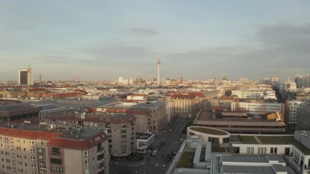 AERIAL: Nízko nad Berlínem Central, Mitte s výhledem na Alexanderplatz TV Tower za krásného slunečného dne — Stock video