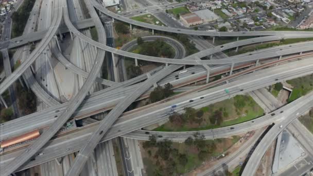 AERIAL: Juez Pregerson Enorme conexión de carreteras que muestra múltiples carreteras, puentes, viaductos con poco tráfico de coches en Los Ángeles, California en el hermoso día soleado — Vídeo de stock