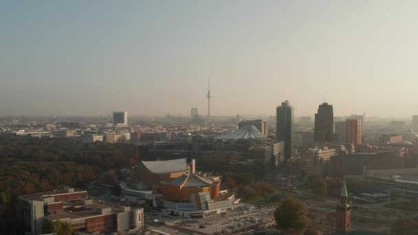 AERIAL: Vista de Berlim, Alemanha Alexanderplatz TV Tower with Beautiful Orange Autumn Sunlight Haze — Vídeo de Stock