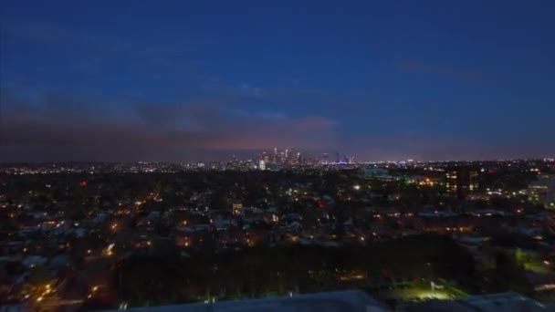 AERIAL HYPER LAPSE: Tag-Nacht-Drohnen-Zeitraffer in der Innenstadt von Los Angeles — Stockvideo