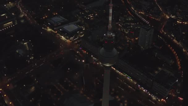 AERIAL: Over Berlijn Duitsland TV Tower Alexanderplatz 's nachts met City Lights verkeer — Stockvideo