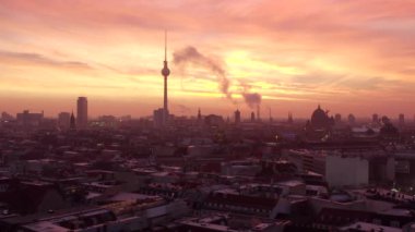 Berlin TV Kulesi 'nin güzel manzarası Alexanderplatz' ın çatılarında dumanlar tütütüyor.