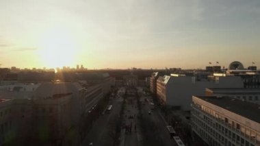 Manzaralı alçak uçuş meşgul Berlin, Almanya Caddesi 'nden Brandenburg Kapısı' na doğru güzel altın gün batımı ışığında.