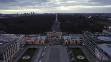 Berlin, Almanya 'da Brandenburger Tor' a doğru trafik ışıkları ve Tiergarten manzarası 