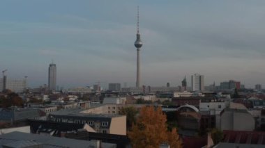 Renkli Berlin 'de, Almanya şehir merkezinde sonbahar renkleri ile kırmızı, turuncu ve sarı renkte güzel Sunset' te İskenderplatz manzaralı.