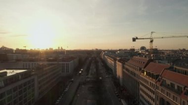 Manzaralı alçak uçuş meşgul Berlin, Almanya Caddesi 'nden Brandenburg Kapısı' na doğru güzel altın gün batımı ışığında.