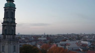 Berlin, Almanya 'da sonbahar renkleriyle kilise kulesi Güzel Günbatımında kırmızı, turuncu ve sarı