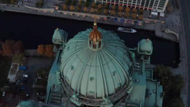 Berlin Katedrali Altın Haç 'a yakın, Almanya Sonbahar renkleriyle güzel Sunset' te