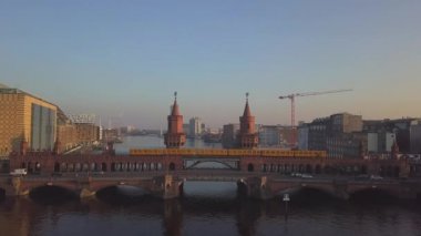 Berlin Sarı Metro Köprüsü, Mavi Gökteki Oberbaumbruecke Spree Close Over