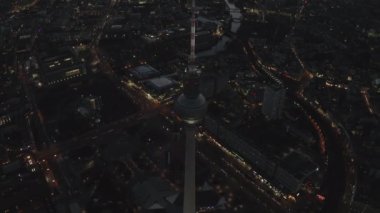 Berlin Almanya TV Kulesi üzerinde, Alexanderplatz Şehir Işıkları ile Gece Trafiği 