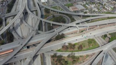 Yargıç Pregerson Büyük Otoyol Bağlantısı Los Angeles, Kaliforniya 'da güneşli bir günde birden fazla yol, köprü ve viyadük trafiğini gösteriyor. 