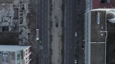 Berlin Central 'ın kaldırım ve otomobil trafiğinde yayalar ile güzel bir tepe görüntüsü. 