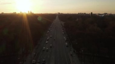 17 Haziran 'ın üzerinde ve Tiergarten Berlin Zafer Sütunu' na doğru güzel günbatımı ışığında 