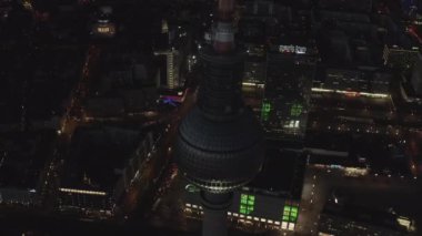 Berlin 'in kapatıldığı TV kulesi Alexanderplatz Şehir Işıkları ile Gece Trafiği 