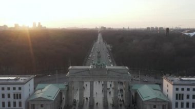 17 Haziran Caddesi ve Tiergarten 'in üzerinde Berlin Zafer Sütunu Brandenburg Kapısı' nı gün batımında güzel bir şekilde gözler önüne seriyor. 