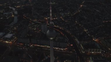 Berlin Almanya TV Kulesi üzerinde, Alexanderplatz Şehir Işıkları ile Gece Trafiği 