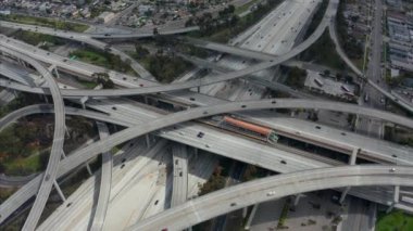 Yargıç Pregerson Büyük Otoyol Bağlantısı, Los Angeles, Kaliforniya 'da çok az araba trafiği olan birden fazla yol, köprü ve viyadük gösteriyor. 