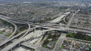 Olağanüstü Yargıç Pregerson Otoyolu, Los Angeles, Kaliforniya 'da güneşli bir günde birden fazla yol, köprü ve viyadük trafiğini gösteriyor. 