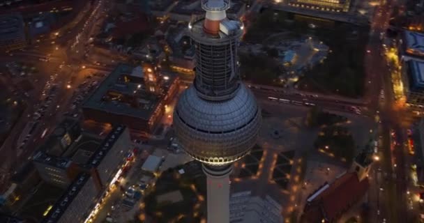 AERIAL: Night Hyperlapse, Motion Timelapse of Berlin TV Tower Alexanderplatz gyönyörű városi fényekkel — Stock videók