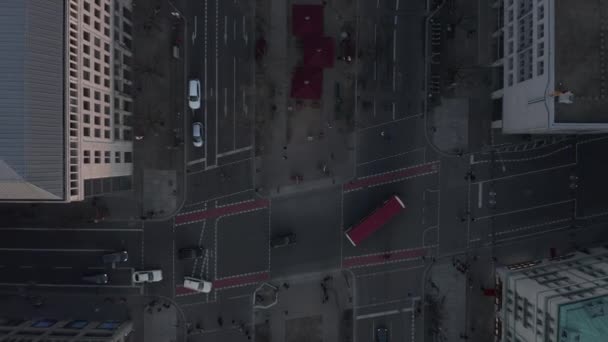 AERIAL: Hermosa vista aérea de Berlín Central con peatones en acera y tráfico de coches — Vídeos de Stock