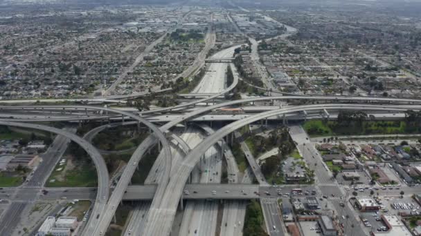 AERIAL: Velkolepý soudce Pregerson Highway ukazuje více silnic, mostů, viaduktů s malým automobilovým provozem v Los Angeles, Kalifornie na krásný slunečný den — Stock video