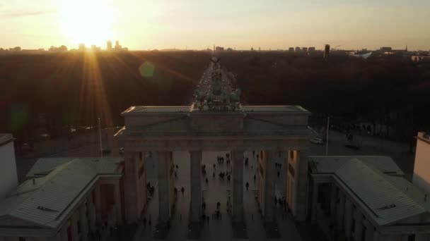 AERIAL: Close Up of Quadriga Green Statue on Brandenburger Tor, Germany in beautiful Sunset light — 비디오