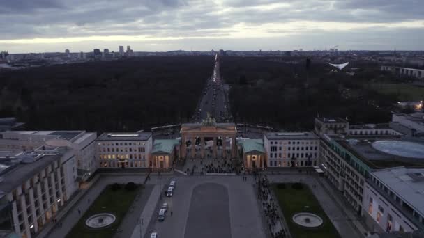 AERIAL: Mot Brandenburger Tor med City Traffic Lights och utsikt över Tiergarten i Berlin, Tyskland — Stockvideo