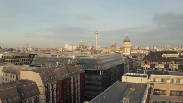 AERIAL: Baixo sobre Berlim Central, Mitte com vista sobre Alexanderplatz TV Tower em belo dia ensolarado — Vídeo de Stock