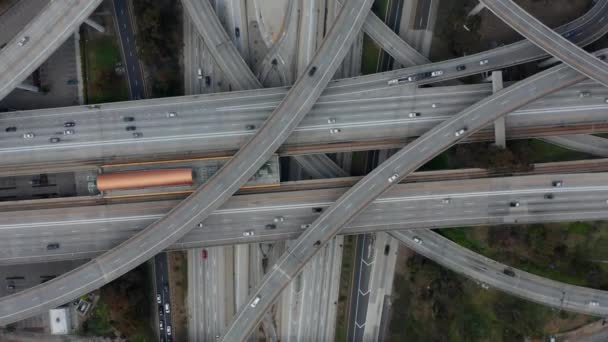 AERIAL: Slow Overhead Flighty Skott av domare Pregerson Highway visar flera vägar, broar, viadukter med lite biltrafik i Los Angeles, Kalifornien på vackra soliga dagen — Stockvideo